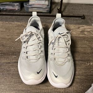 Women’s Size 7.5 NIKE Air Max Axis